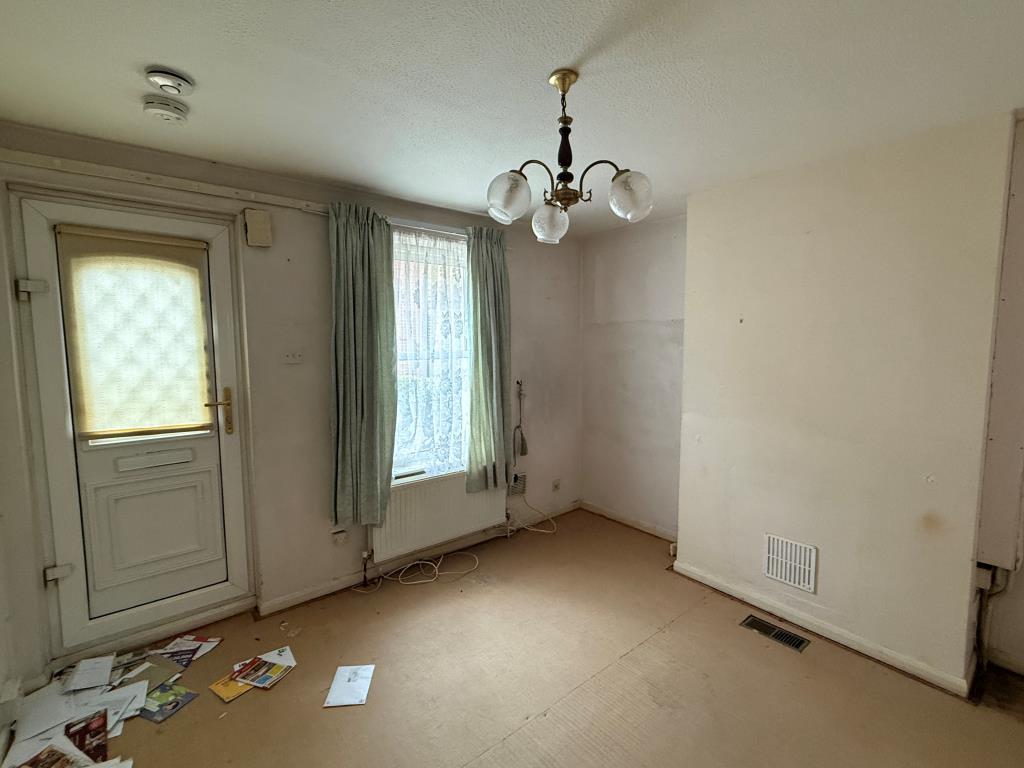 Lot: 145 - HOUSE IN NEED OF IMPROVEMENT - Living Room of House in need of Improvement